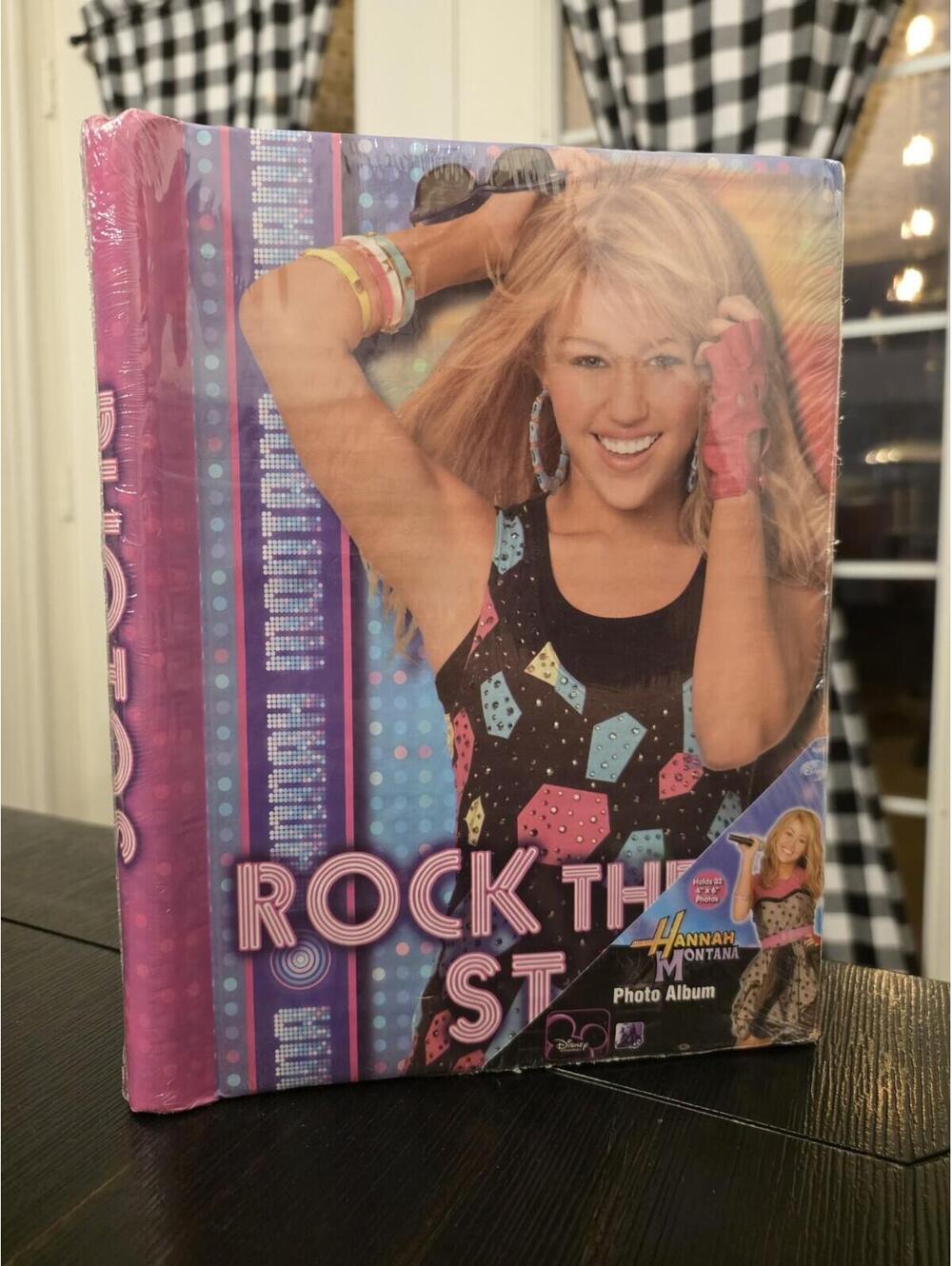 NOS Hannah Montana Disney Channel Photo Album Miley Cyrus Holds 32 Photos Sealed